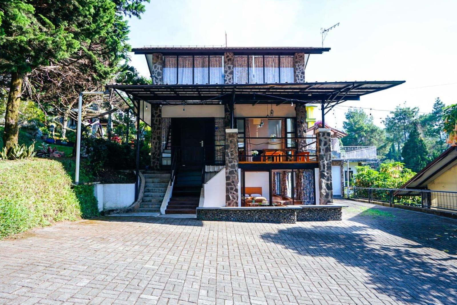Villa Istana Bunga - Haven House Bandung