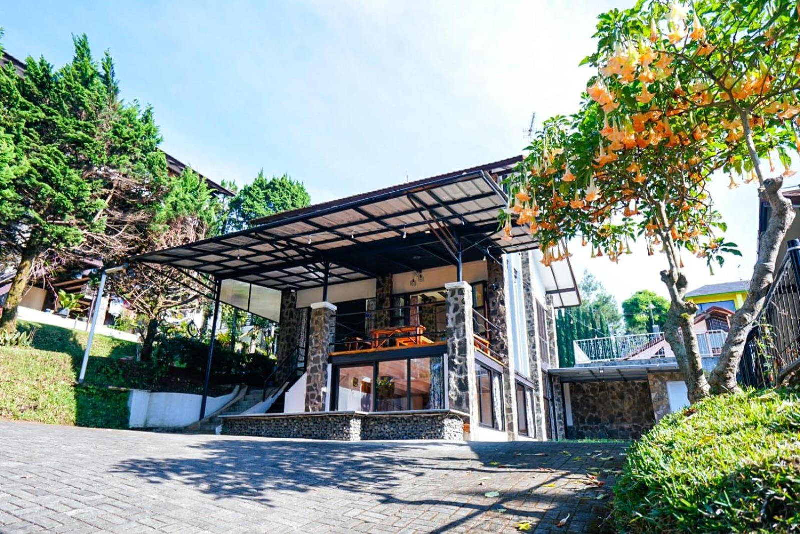 Istana Bunga - Haven House Villa Bandung